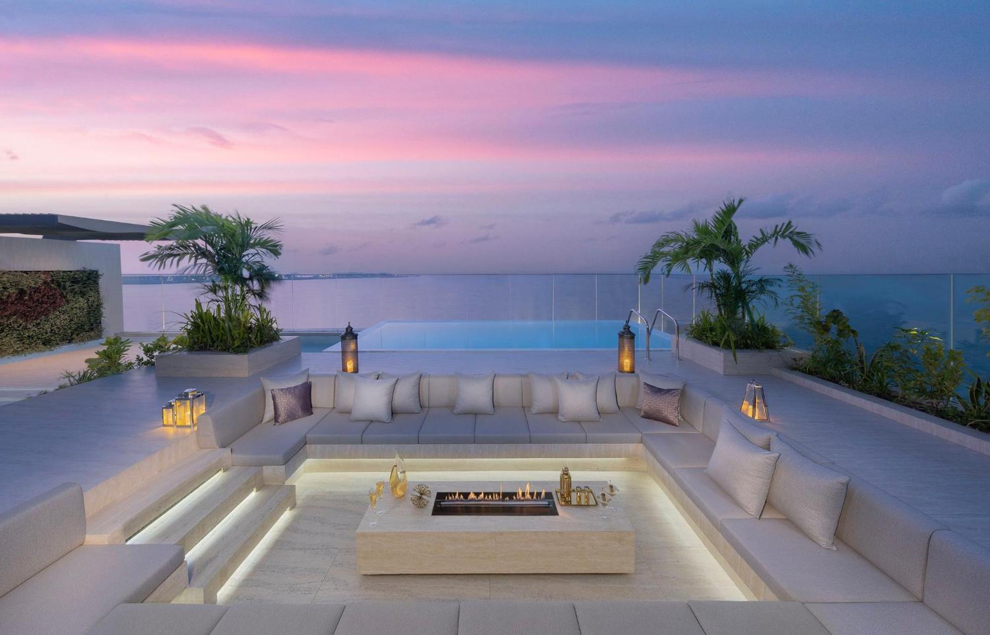 Mandarin Oriental Jumeira, דובאי מראה חיצוני תמונה The rooftop pool at the hotel
