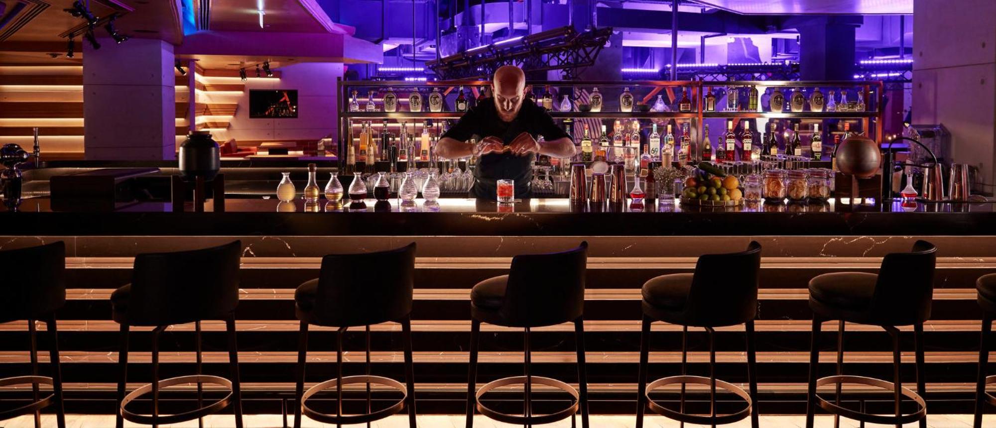 Mandarin Oriental Jumeira, דובאי מראה חיצוני תמונה A bartender at work