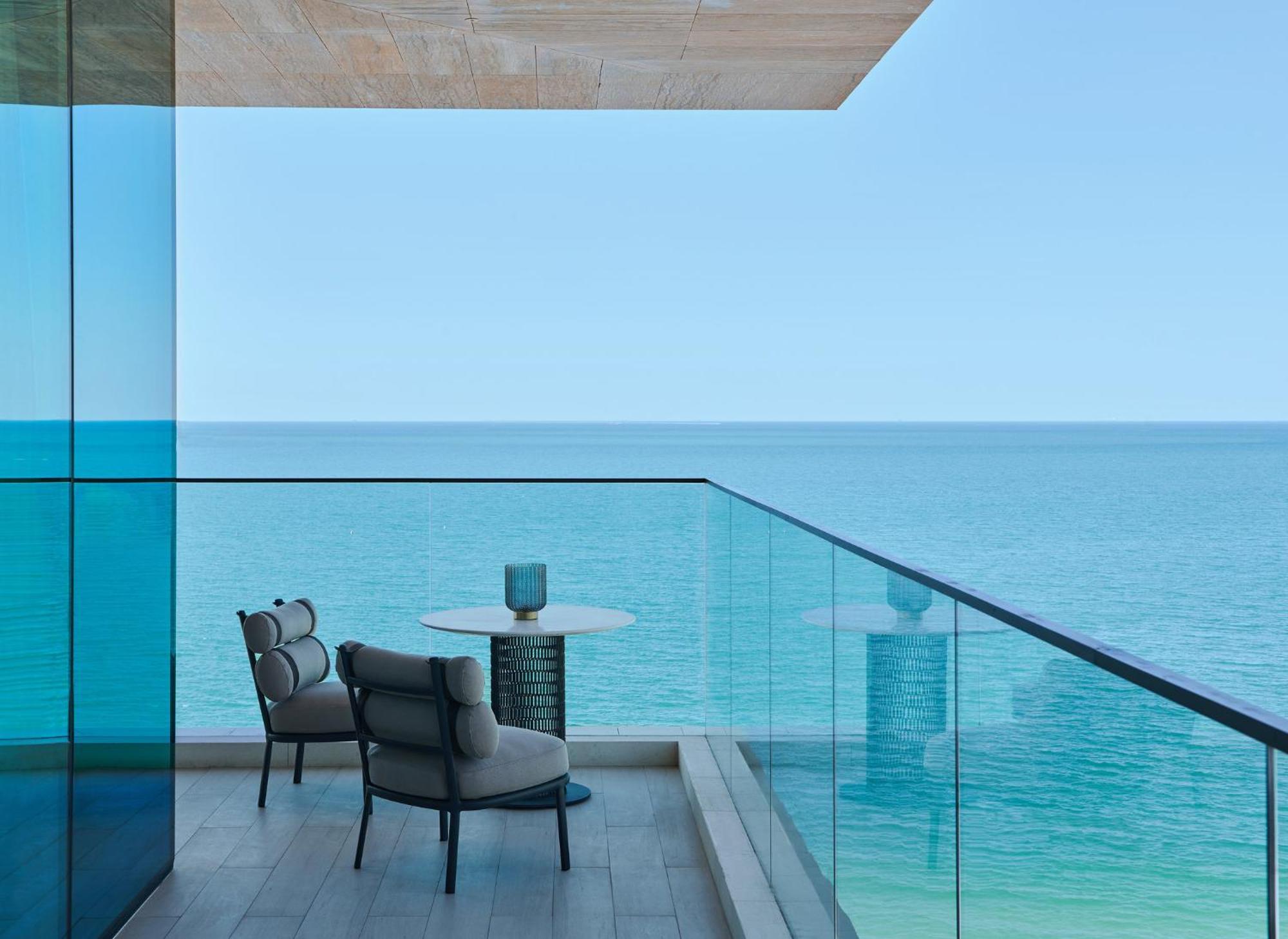 Mandarin Oriental Jumeira, דובאי מראה חיצוני תמונה A balcony at the hotel