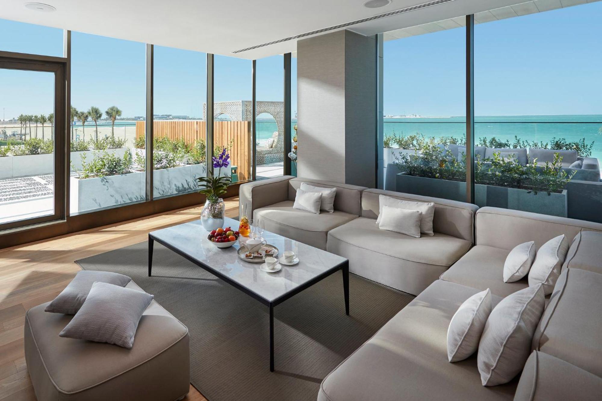 Mandarin Oriental Jumeira, דובאי מראה חיצוני תמונה The living room of a penthouse suite at the Waldorf Astoria Ras Al Khaimah